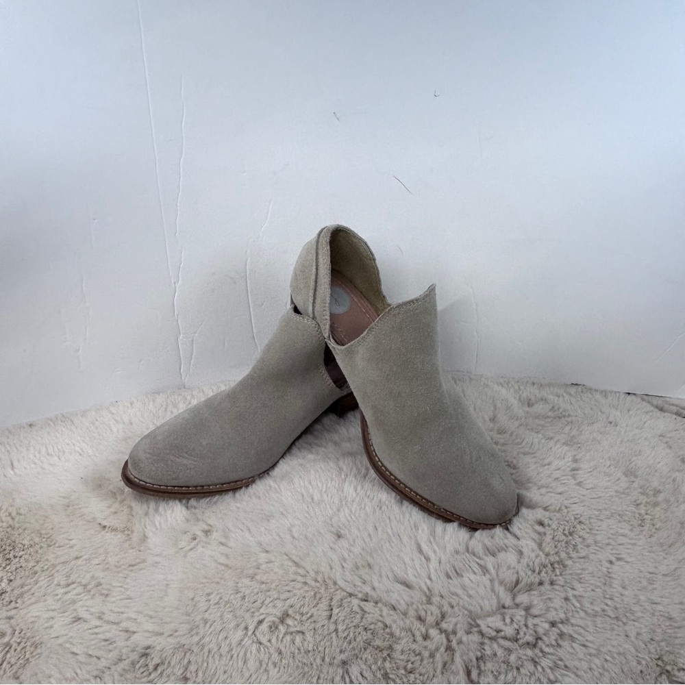 Cream Ankle Boots with Sleek Design